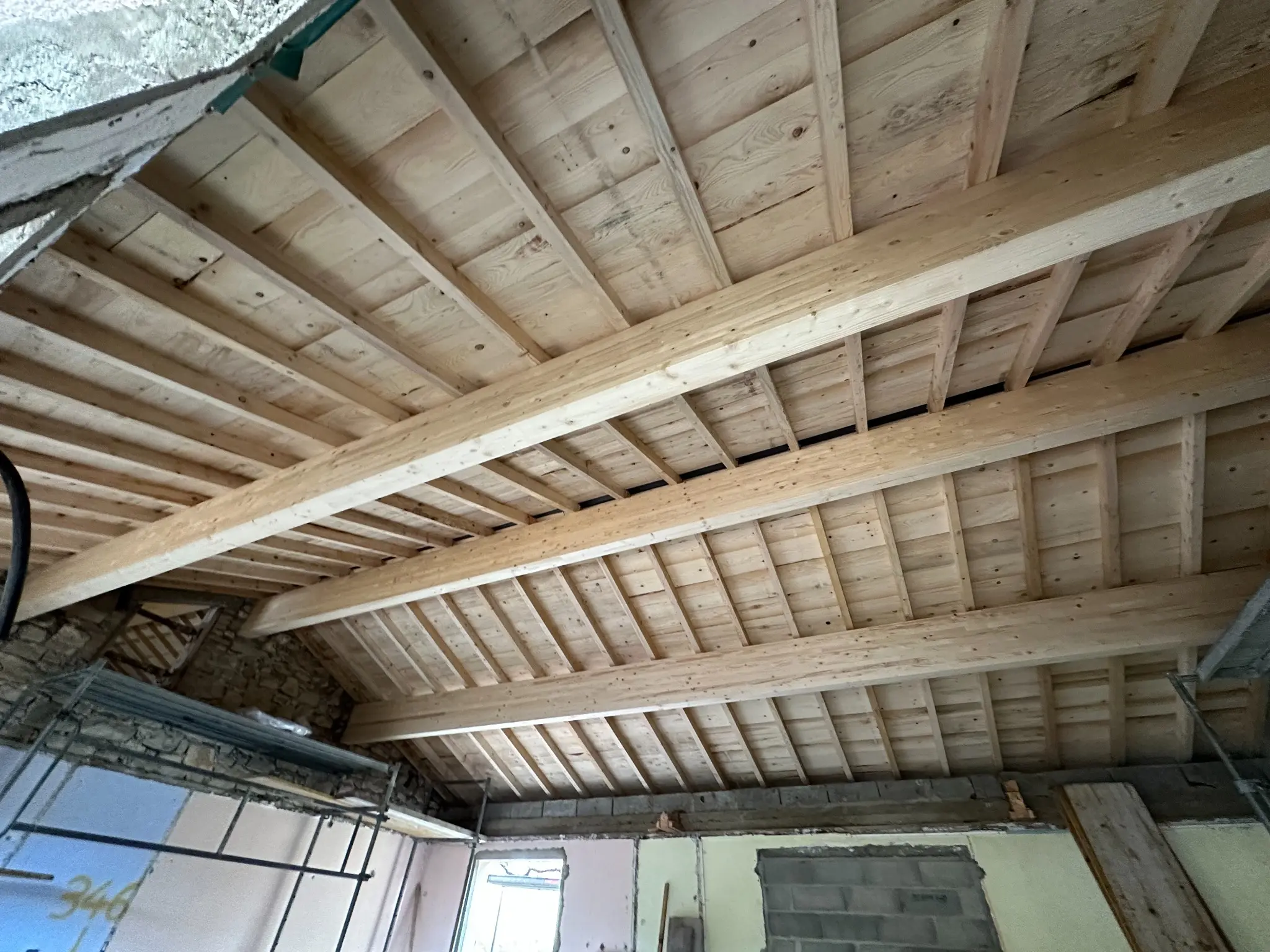 Plafond bois sur mesure dans la Drôme.
