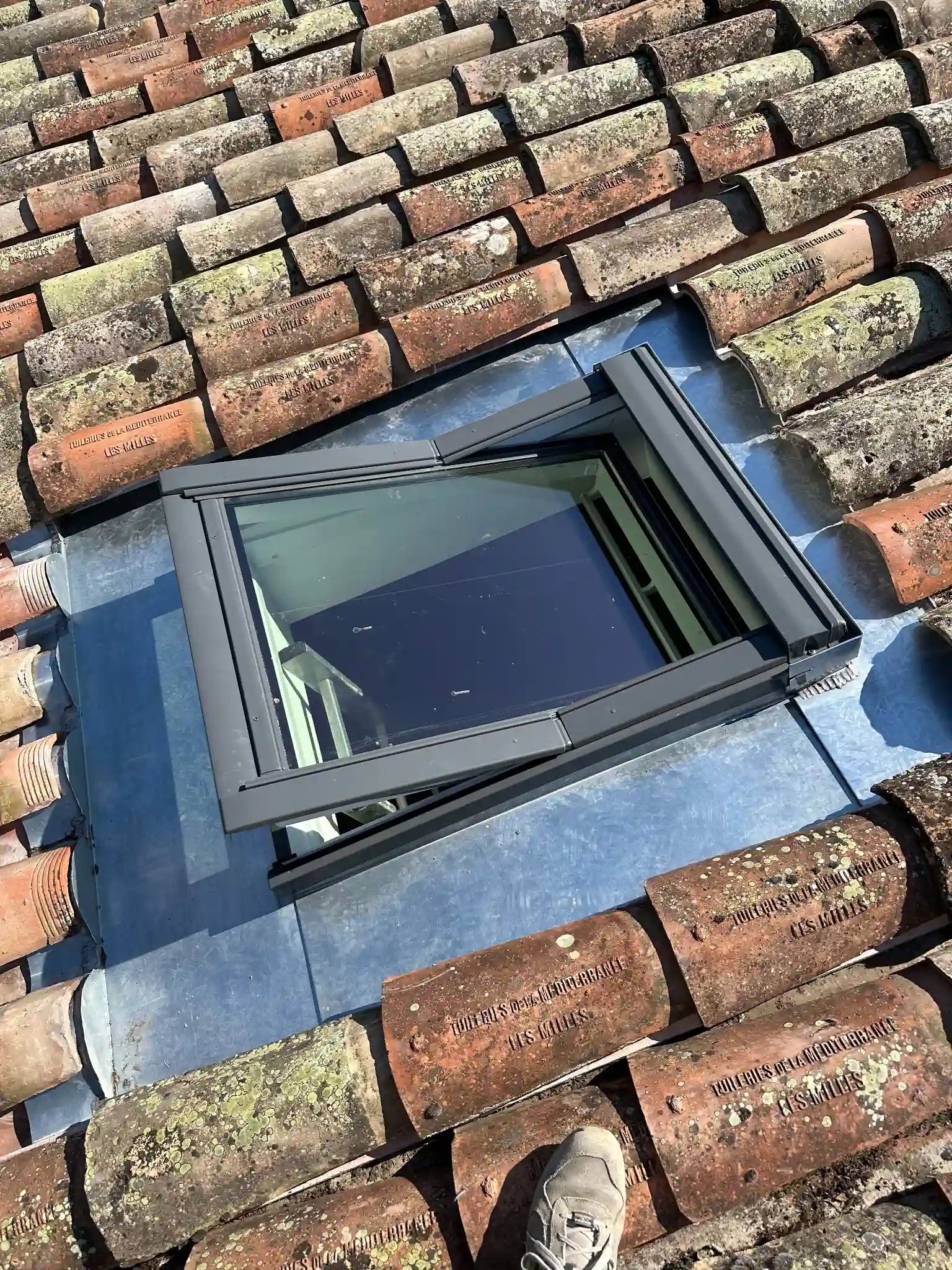 Pose de fenêtre de toit Velux pour lumière à Montélimar.