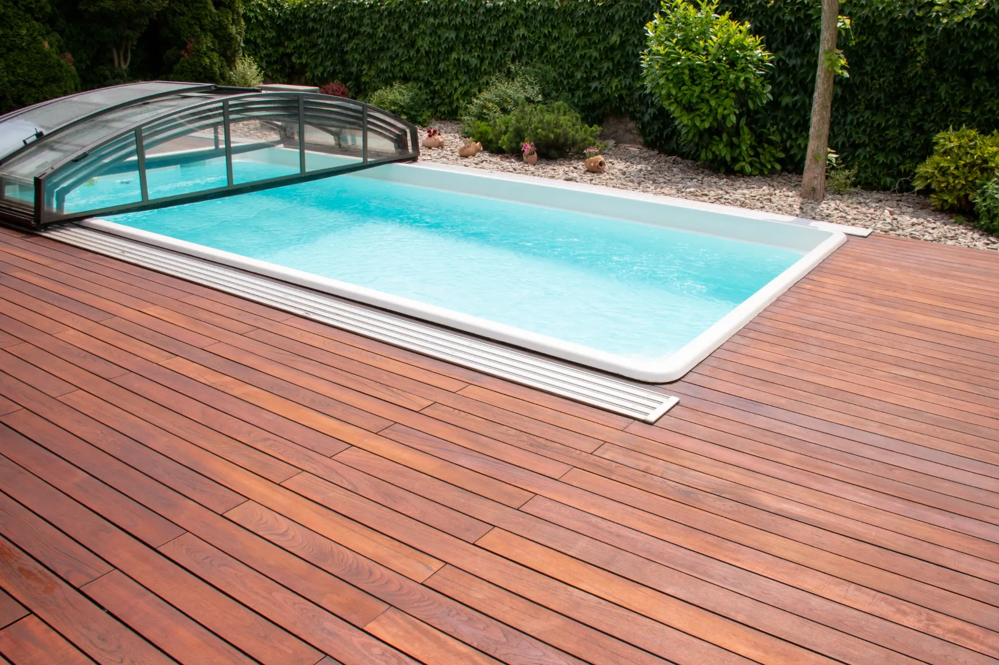 Terrasse en bois élégante à côté d'une piscine, avec un design moderne et une finition qui ajoute une touche naturelle à l'espace extérieur